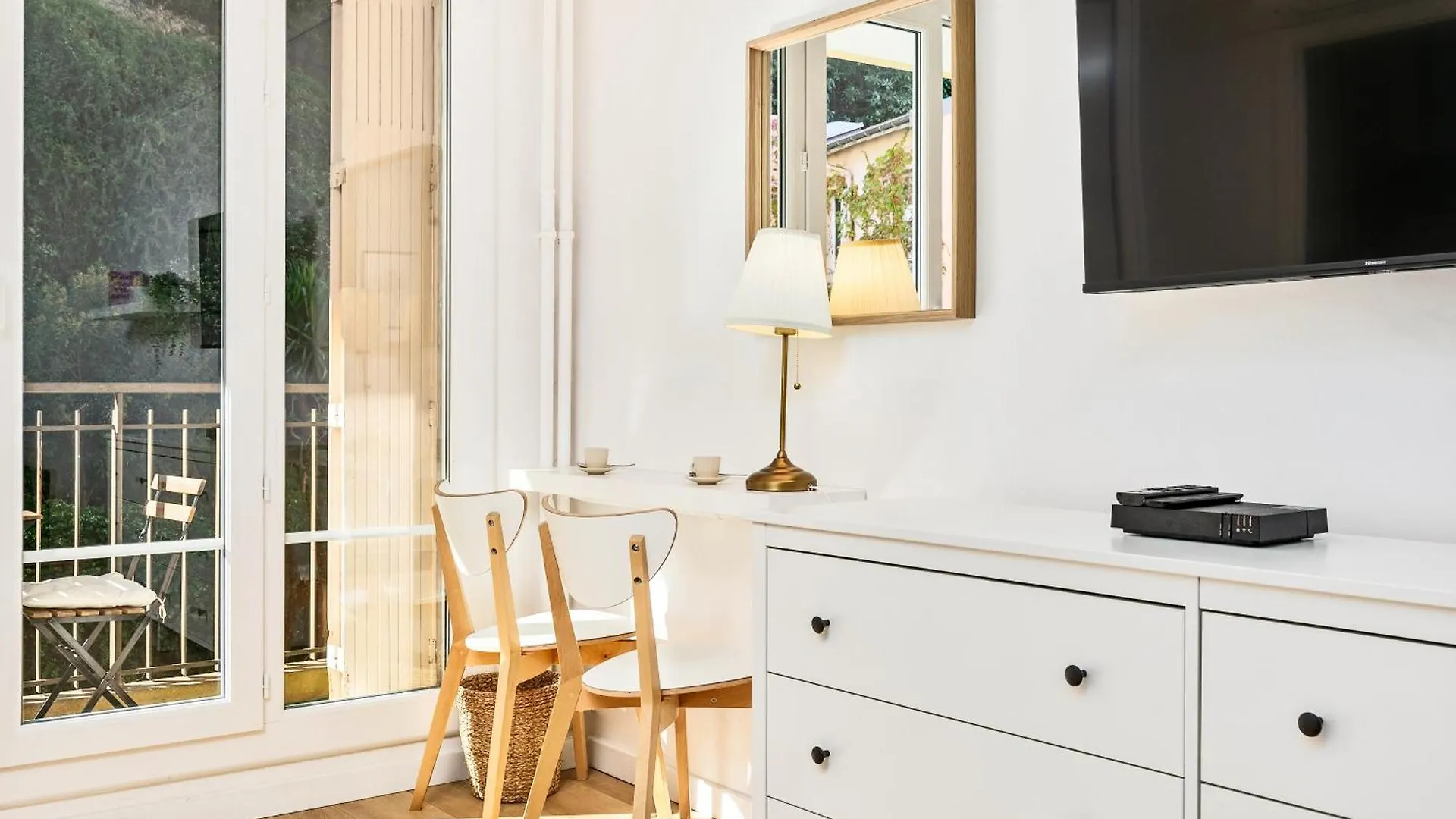 Studio Moderne Menton Apartment