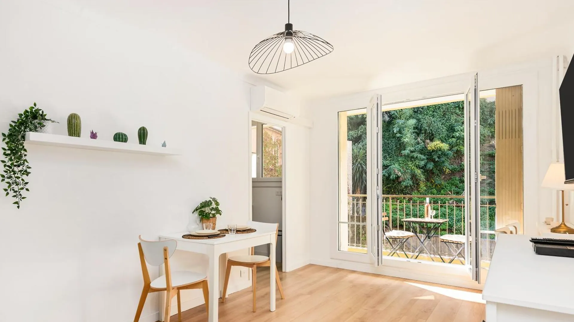 Studio Moderne Menton 0*,