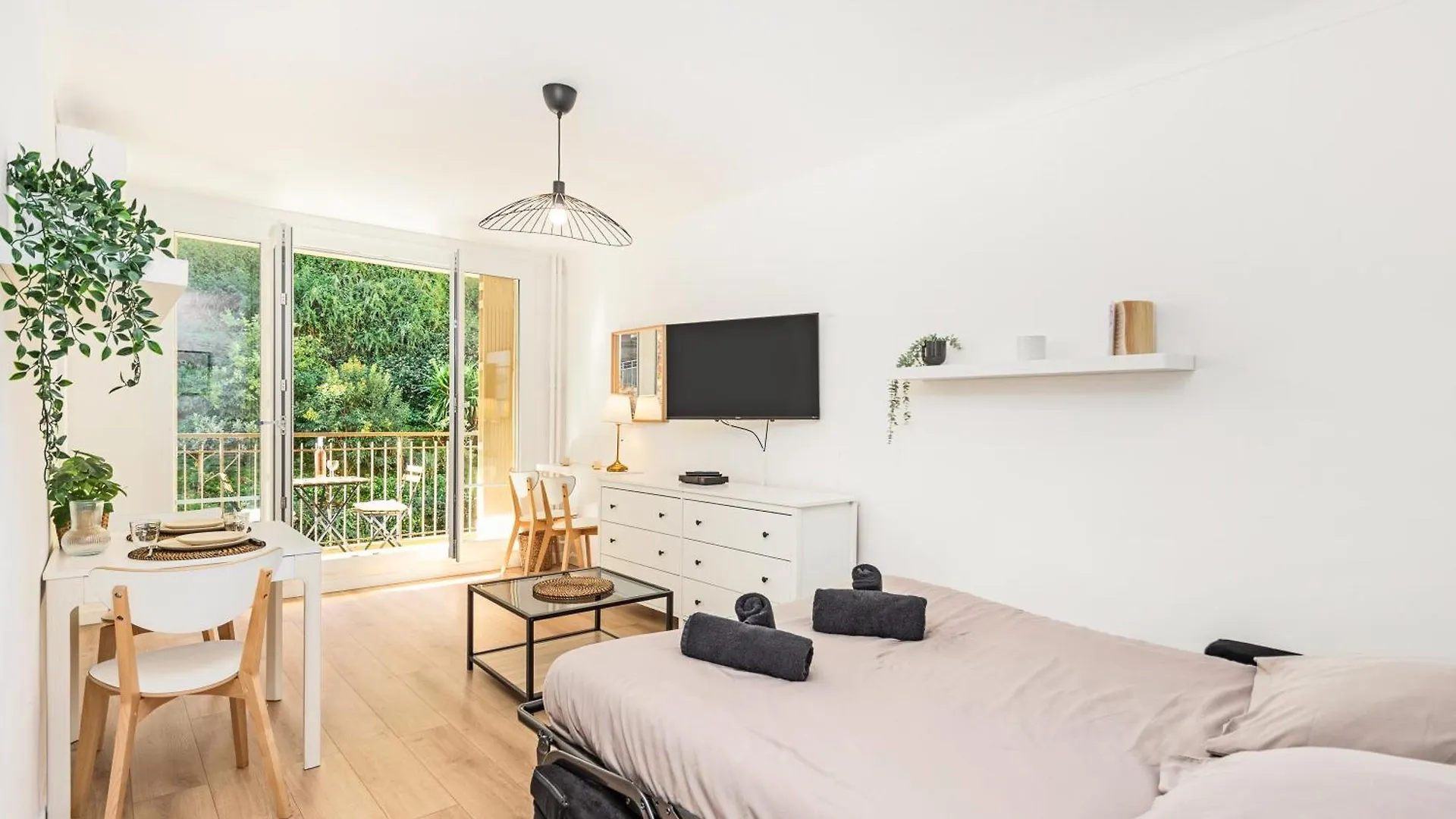 Studio Moderne Menton Apartment